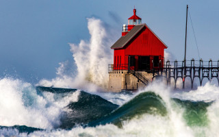 Red lighthouse waves pier clear - a clear day free wallpaper