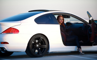 Woman car door open rim - the door handle free wallpaper