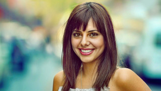 Smiling woman city street jewelry - car and buildings free wallpaper