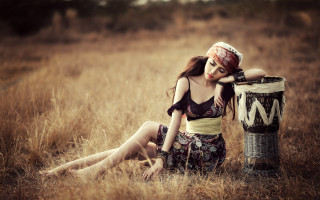 Woman field drum hat dress - egyptian art free wallpaper