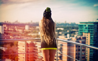 Woman cityscape balance autumn dusk - a green hat free wallpaper