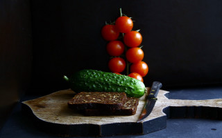 Bread pickle tomatoes cuttingboard knife - a knife and a knife free wallpaper
