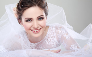 Bride smiling in white dress - a bun free wallpaper for desktop
