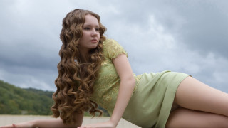 Woman posing longhair greendress photorealistic - a ledge free wallpaper for desktop