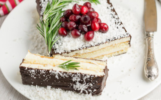 Pastel cake cranberries knife fork - viennese actionism free wallpaper