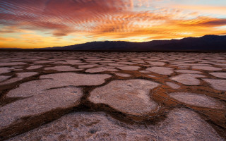 Desert landscape sunset mountains clouds - a desert landscape free wallpaper