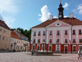 Building clock tower fountain front - zabrocki free wallpaper