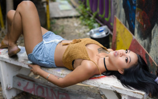 Woman bench highheels crossed posing - her knee free wallpaper