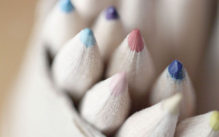 Colored pencils closeup blurry background - pastell free wallpaper