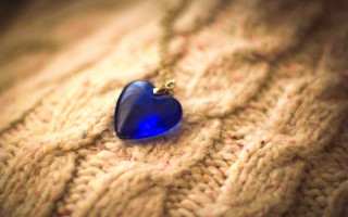 Blue heart pendant sweater gold - a gold chain free wallpaper for desktop