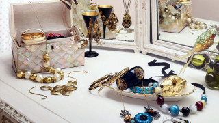 Table mirror jewelry purse reflection - jewelry free wallpaper
