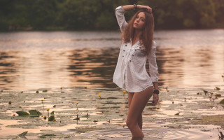 Woman water hands on head - her hair free wallpaper for desktop