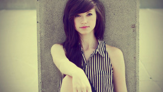 Woman leaning wall hand hip 2 - a woman leaning against a wall free wallpaper