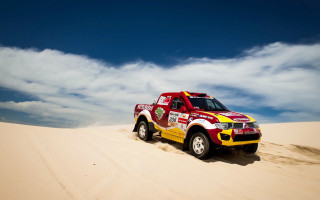 Truck sand dunes sunny blue - a truck driving free wallpaper