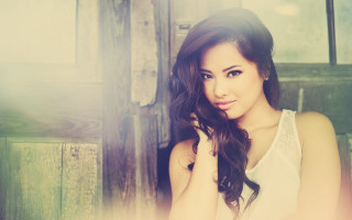 Alice prin portrait woman white - a wooden wall behind her free wallpaper