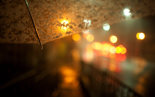 Blurry streetlight umbrella rain night - night time free wallpaper