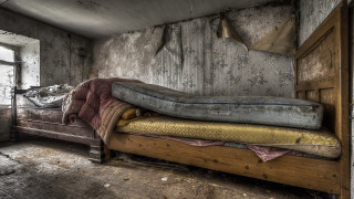 Bed mattress room peeling paint - paint free wallpaper