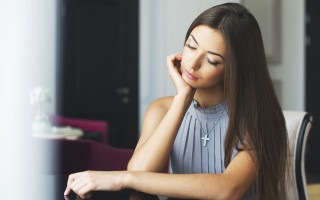 Woman sitting blurry background red - a woman sitting free wallpaper for desktop