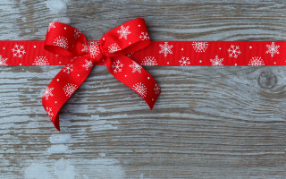 Red ribbon snowflakes wooden surface - a wooden surface free wallpaper for desktop