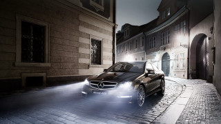 Car cobblestone night headlights light - its headlight free wallpaper