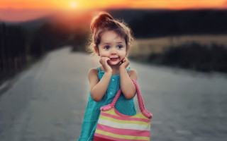 Little girl pink yellow bag - a little girl holding free wallpaper
