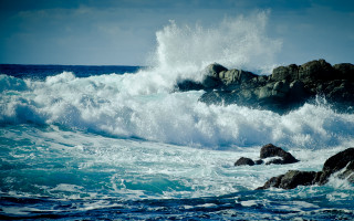 Large wave rocky shore sunny - a large wave free wallpaper