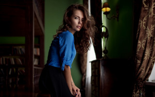 Woman blue shirt bookcase window - curtain free wallpaper