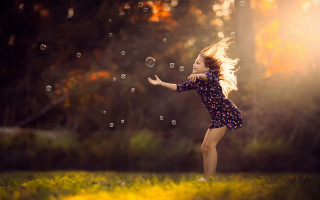 Girl bubbles field outdoors sunset - bubble free wallpaper