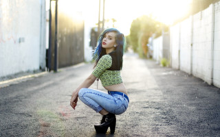 Woman kneeling blurry jeans highheels - high heel free wallpaper