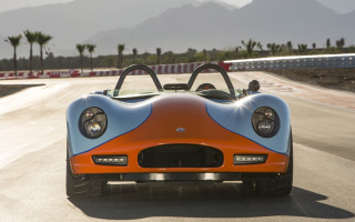 Car race track mountains palm - symmetrical feature free wallpaper