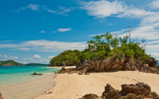 Sandy beach island trees boat - a sandy beach free wallpaper