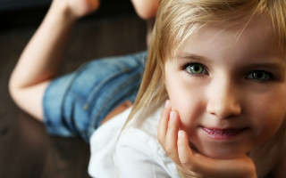 Blonde girl blue eyes portrait - a little girl free wallpaper for desktop