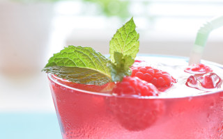 Raspberry mint water glass 3d - free holidays wallpaper