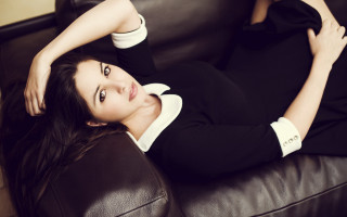 Araceli gilbert elegant couch blackandwhite - elegant pose free wallpaper