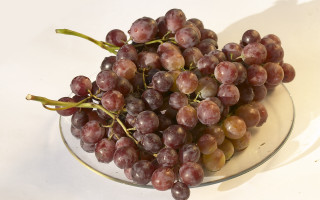 Glass plate grapes white tablecloth - grape free wallpaper