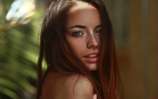 Eszter mattioni green plant portrait - freckle free wallpaper for desktop