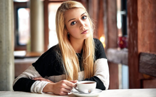 Eszter mattioni coffee table blurry - a cup of coffee in front free wallpaper