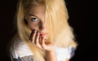 Blonde blue eyed woman portrait - her chin free wallpaper for desktop