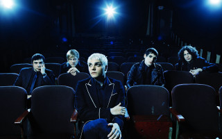 Theater group crossed legs arent - their leg free wallpaper