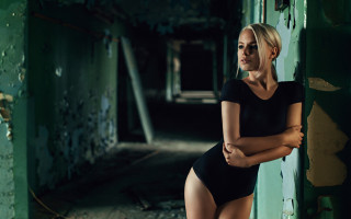 Woman black bodysuit green wall - paint free wallpaper for desktop