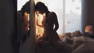 Woman mirror butterfly pillow backlighting - a mirror free wallpaper for desktop