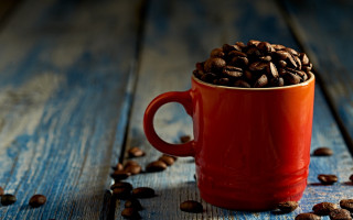 Red cup coffee beans wooden - scattered free wallpaper