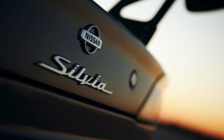 Vehicle emblem sunset tiltshift shallowdepth - a vehicle free wallpaper