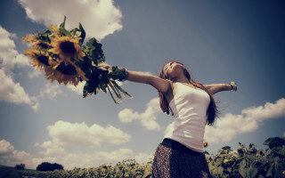 Sunflower woman outstretched arms blue - cheerful free wallpaper