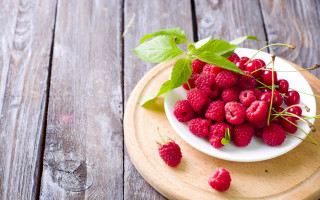Raspberries wooden table water drops - the plate free wallpaper