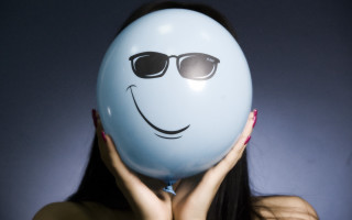 Woman balloon face sunglasses nail - a balloon free wallpaper
