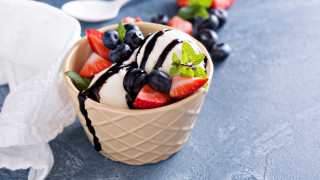Ice cream strawberries blueberries spoon - byeon sangbyeok free wallpaper