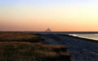 Large water lush green field - composition free wallpaper