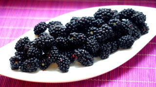White plate blackberries purple tablecloth - caravaggio free wallpaper