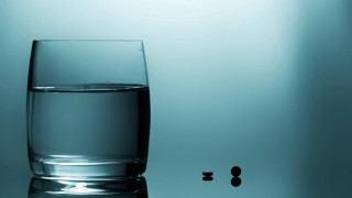 Glass water table clock minimalism - a glass of water free wallpaper